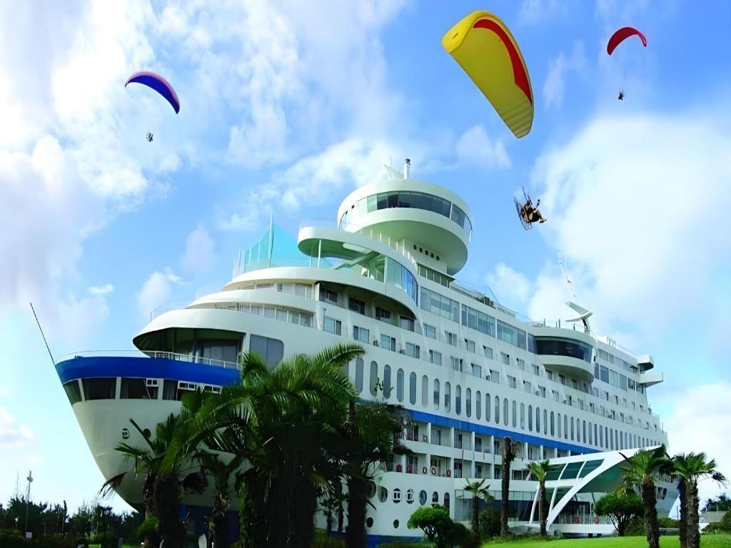 Sun Cruise Resort And Yacht Kosong-dong Exterior photo